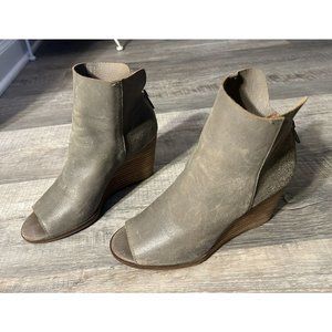 Lucky Brand Black Peep-Toe Grey Suede Wedge Heel-Size: 6 M